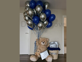 Teddybeer met tros ballonnen