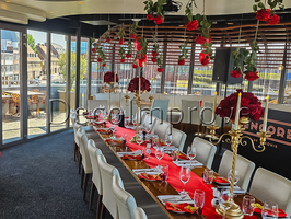 Luxe Tafelsetting Rood &ndash; High-End Tafeldecoratie met Gouden Accenten &amp; Rode Rozen