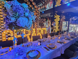 Luxe Tafelsetting Blauw &amp; Goud &ndash; Exclusieve High-End Tafeldecoratie met Lichtontwerp