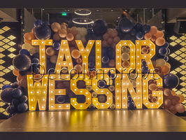 Lichtletters Backdrop met Organic Ballonnenwand &ndash; Zakelijke Eventdecoratie