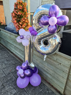 Paarse Bloemen &#039;18&#039; Cijfer Ballonnenpilaar