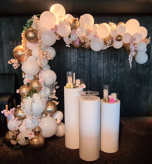 Organic Chroom Goud en Wit met Zacht Roze Bloemen Driekwart Ballonnenboog