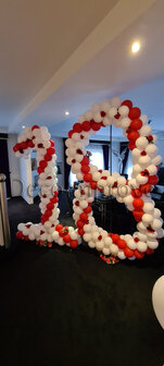 Rood met Wit en Rozen Cijfer 18 Ballondecoratie