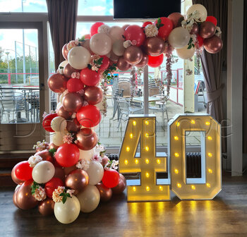 Ballonnenboog Organic Driekwart Rosegold Roze en Wit met Bloemen en Set van 2 Lichtletters