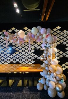 Ballonnenboog Organic Driekwart Pastelkleuren en Nudes met Bloemen