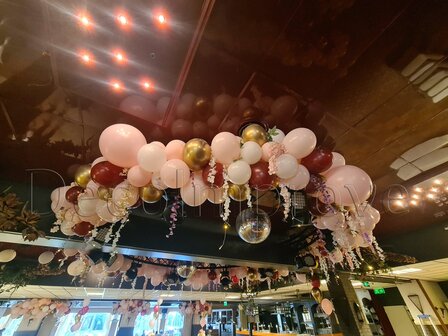 Maroon, Roze, Chroom Goud, Wit Organic Slinger Ballondecoratie per Meter incl. Bloemen