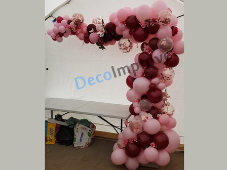 Organic Maroon Driekwart Ballonnenboog met Bloemen