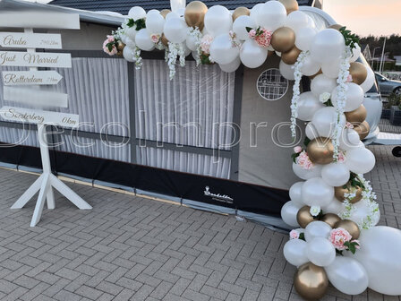 Organic Chroom Goud en Wit met Bloemen Driekwart Ballonnenboog