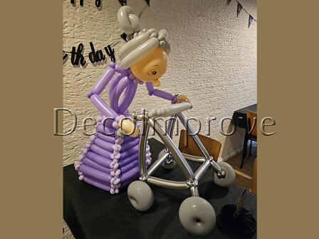 Oma Lila met Rollator Ballondecoratie 