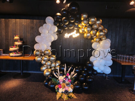 Zwart Wit Goud met Bloemstuk en Neon Bord Organic Cirkel Ballonnenboog