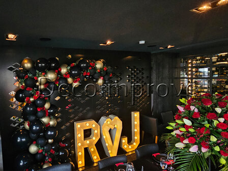 Ballonnenboog Organic Driekwart Zwart Goud met rode Bloemen en Set van 3 Lichtletters