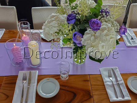 Tafelsetting Medium Lila &ndash; Elegante Tafeldecoratie met Bloemarrangementen