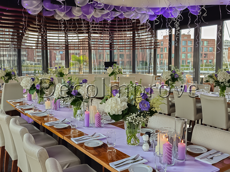 Tafelsetting Medium Lila &ndash; Elegante Tafeldecoratie met Bloemarrangementen