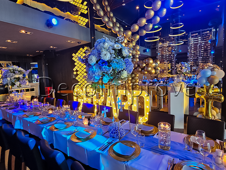 Luxe Tafelsetting Blauw &amp; Goud &ndash; Exclusieve High-End Tafeldecoratie met Lichtontwerp