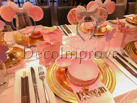 Luxe Babyshower Tafelsetting &ndash; Babyland Pink Edition met Goud, Bloemen &amp; Themadecor