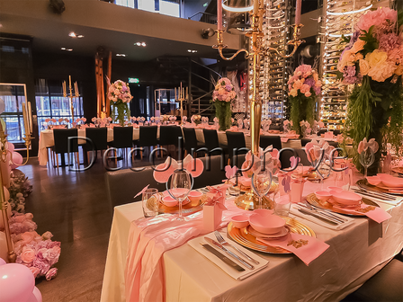 Luxe Babyshower Tafelsetting &ndash; Babyland Pink Edition met Goud, Bloemen &amp; Themadecor