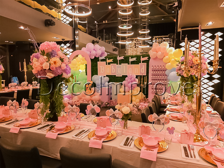 Luxe Babyshower Tafelsetting &ndash; Babyland Pink Edition met Goud, Bloemen &amp; Themadecor