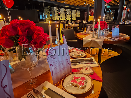 Tafelsetting Medium Cherry Theme &ndash; Romantische Brunch Styling met Rode Rozen &amp; Kaarslicht