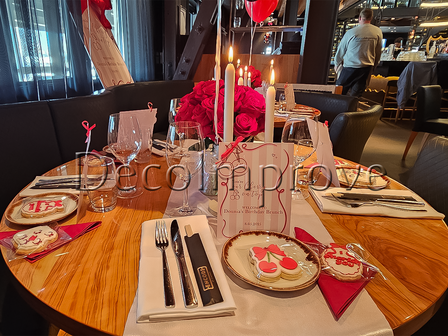 Tafelsetting Medium Cherry Theme &ndash; Romantische Brunch Styling met Rode Rozen &amp; Kaarslicht