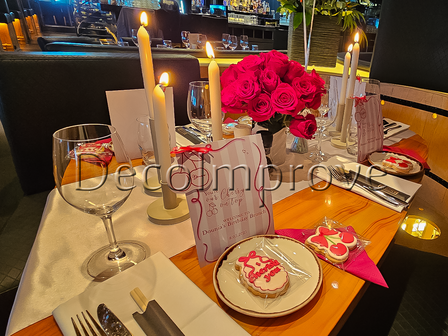 Tafelsetting Medium Cherry Theme &ndash; Romantische Brunch Styling met Rode Rozen &amp; Kaarslicht