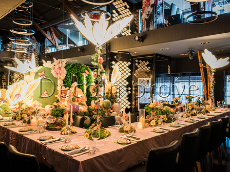 Luxe Tafelsetting Fairytale &ndash; Pastel Florals, Vlinders &amp; Warm Licht