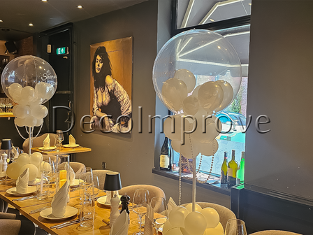 Tafelsetting Medium &ndash; Parel | Luxe witte tafeldecoratie met pareldetails &amp; balloncentrepieces