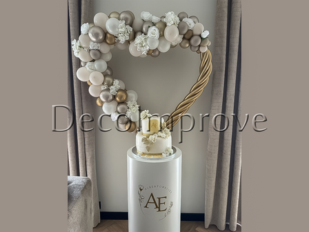 Luxe Ballonnenhart met Gepersonaliseerde Zuil &ndash; Nude &amp; Gold Styling