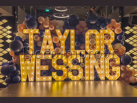 Lichtletters Backdrop met Organic Ballonnenwand &ndash; Zakelijke Eventdecoratie