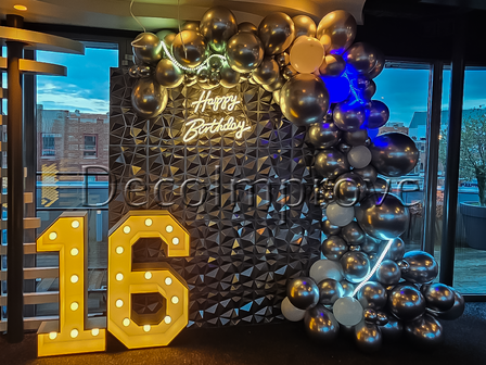 Luxe Verjaardagsdecoratie &ndash; Geometrische Backdrop met Ballonnenboog, Verlichte Cijfers &amp; Neon Sign