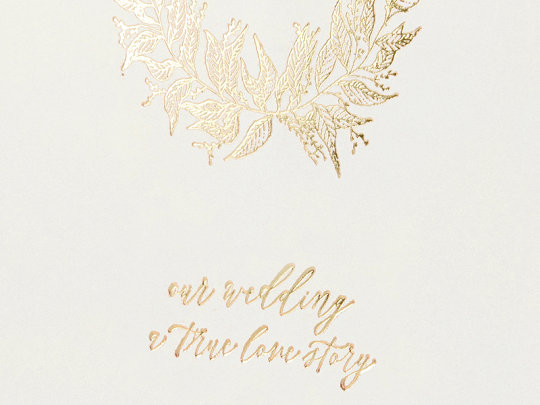 Licht Grijs met Gouden Krans en 'Our Wedding, a True Love Story' opdruk Gastenboek