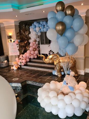 Teddybeer met ballonnentros op wolk