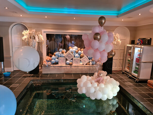Teddybeer met ballonnentros op wolk
