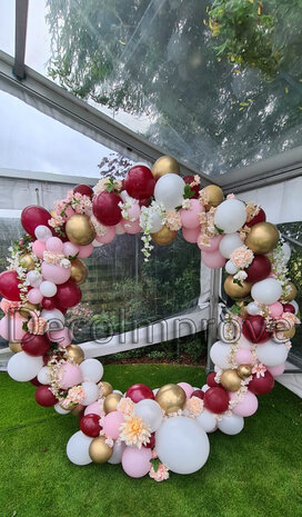 Roze, Maroon en Wit Organic met Bloemen Cirkel Ballonnenboog