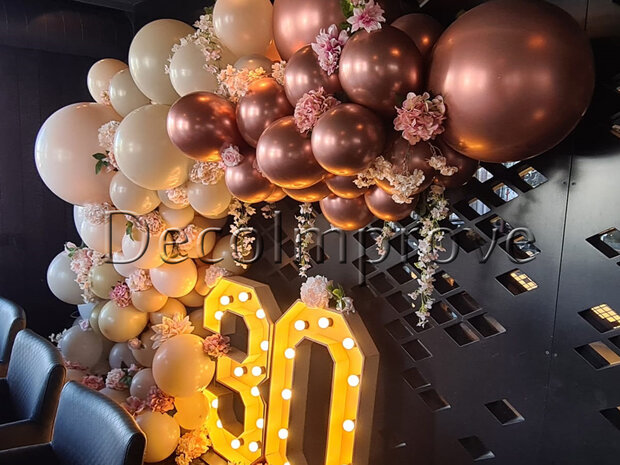 Ballonnenboog Organic Driekwart met Bloemen en Set van 2 Lichtletters