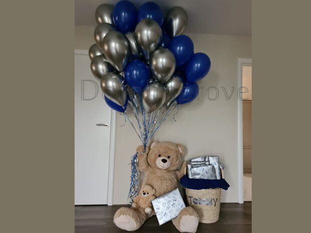Teddybeer met tros ballonnen