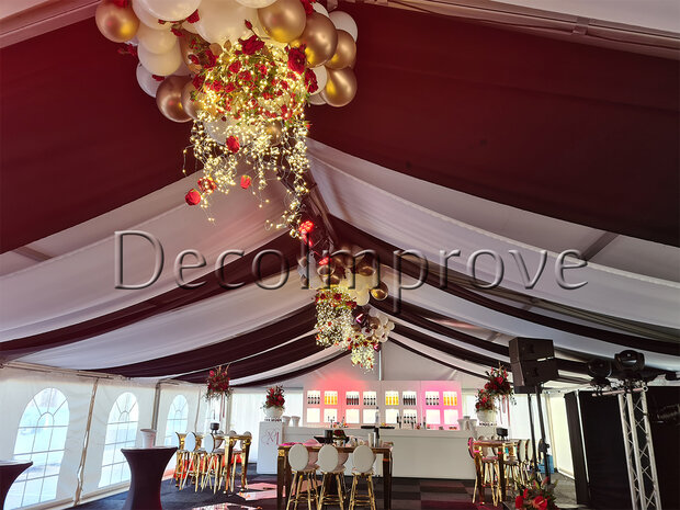 Zwart Wit Draperie met openingen incl. ballonnen, bloemen en kroonluchter