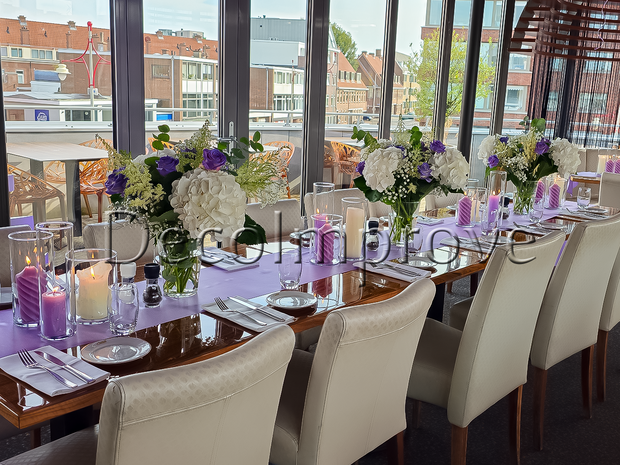 Tafelsetting Medium Lila – Elegante Tafeldecoratie met Bloemarrangementen