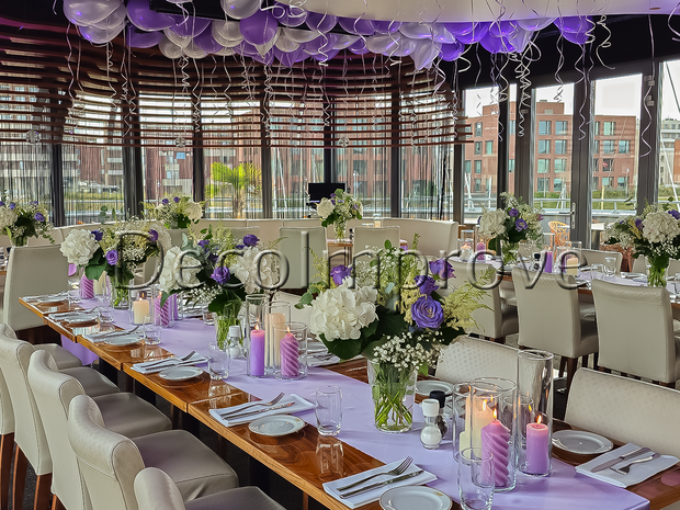 Tafelsetting Medium Lila &ndash; Elegante Tafeldecoratie met Bloemarrangementen