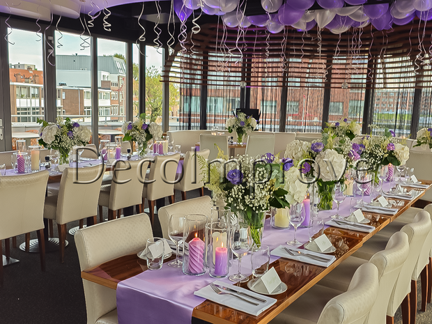 Tafelsetting Medium Lila &ndash; Elegante Tafeldecoratie met Bloemarrangementen