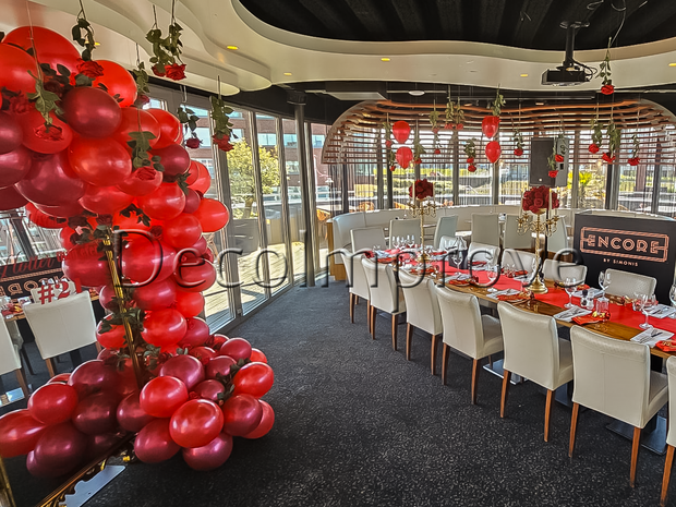 Luxe Tafelsetting Rood – High-End Tafeldecoratie met Gouden Accenten & Rode Rozen