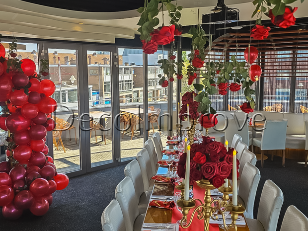 Luxe Tafelsetting Rood – High-End Tafeldecoratie met Gouden Accenten & Rode Rozen