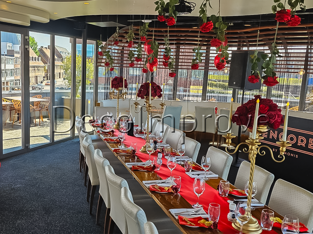 Luxe Tafelsetting Rood – High-End Tafeldecoratie met Gouden Accenten & Rode Rozen