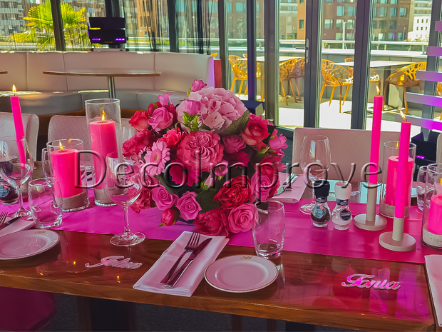 Luxe Tafelsetting Fuchsia – High-End Tafeldecoratie met Verlichting & Bloemstukken