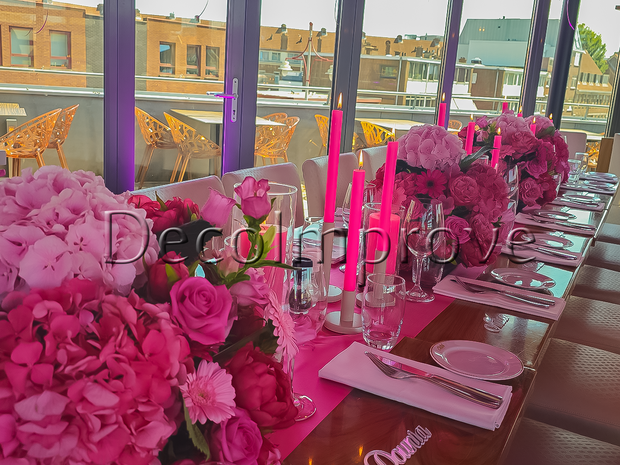 Luxe Tafelsetting Fuchsia – High-End Tafeldecoratie met Verlichting & Bloemstukken