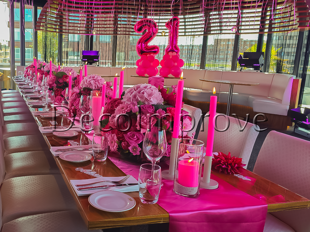 Luxe Tafelsetting Fuchsia – High-End Tafeldecoratie met Verlichting & Bloemstukken