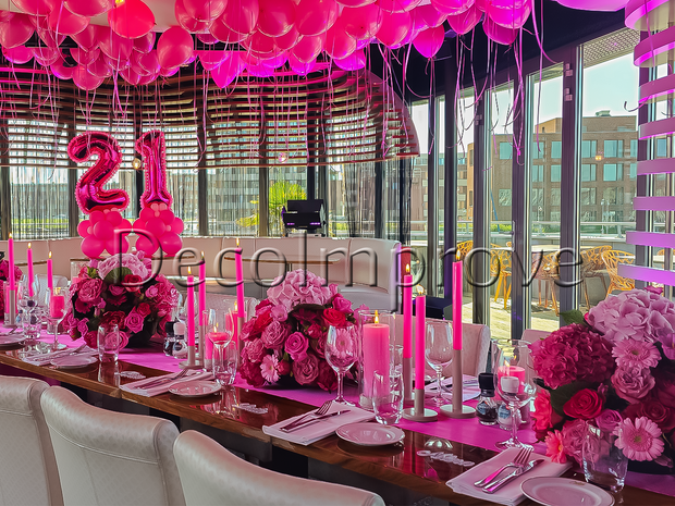 Luxe Tafelsetting Fuchsia – High-End Tafeldecoratie met Verlichting & Bloemstukken