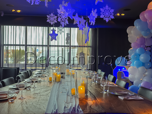 Tafelsetting Standaard  Frozen &ndash; Winter Wonderland Tafelopmaak met Sneeuwvlokken &amp; Licht