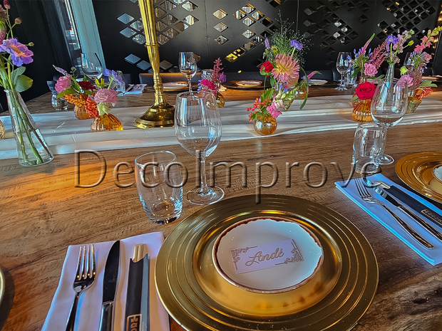 Tafelsetting Standaard Kleurrijke Bloemen &ndash; High-End Tafeldecoratie met Kandelaren en Kleurrijk Bloemwerk