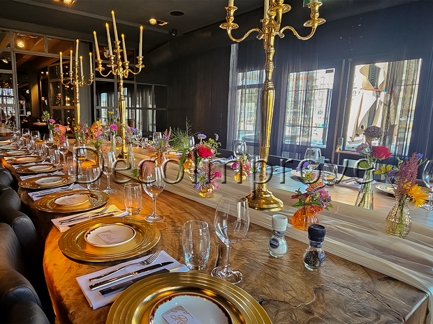 Tafelsetting Standaard Kleurrijke Bloemen – High-End Tafeldecoratie met Kandelaren en Kleurrijk Bloemwerk