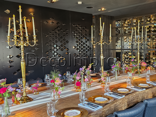 Tafelsetting Standaard Kleurrijke Bloemen – High-End Tafeldecoratie met Kandelaren en Kleurrijk Bloemwerk